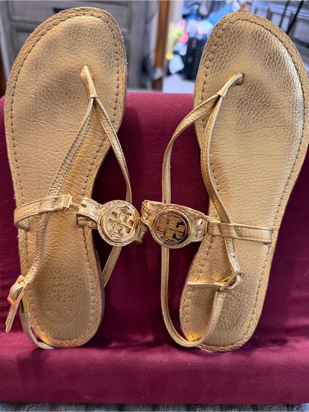 Tory Burch Metallic Gold Leather Logo T-Strap Sandals sz 9